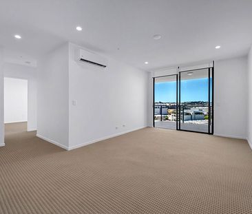 EXECUTIVE UNIT ON THE 9TH FLOOR 2 BED APARTMENT! - Photo 2