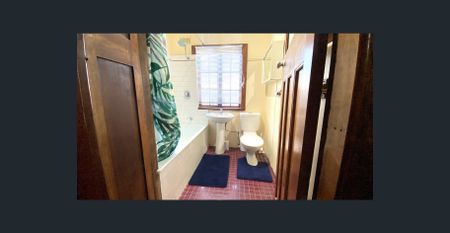 Heritage-Listed 2-Bedroom Gem in Leafy Spring Hill – Fully Furnished, Walk to CBD & Valley - Photo 5