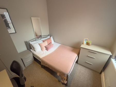 4 bedroom terraced house to rent - Photo 5