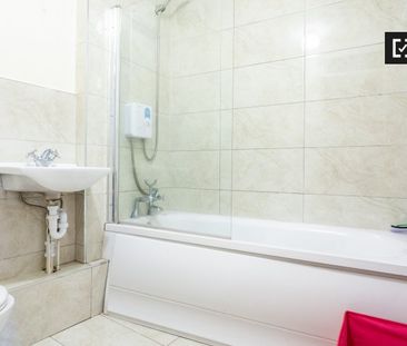 Bed in a twin room in a 2-bedroom flat in Silicon Docks - Photo 2