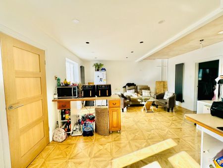 1 bedroom in a house share to rent - Photo 2