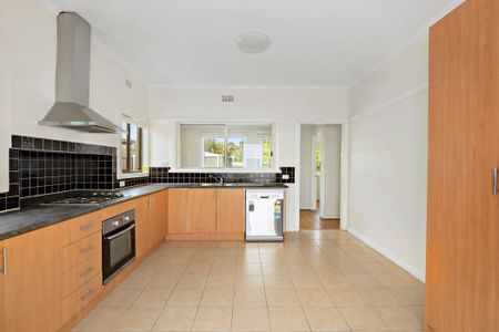 Beautiful three bedroom home in the Frankston High School Zone! - Photo 3