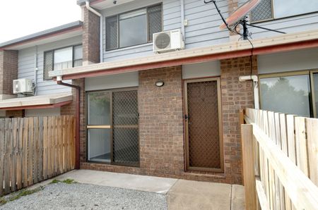 Fully Renovated Townhouse in the Heart of Gladstone Central! - Photo 3