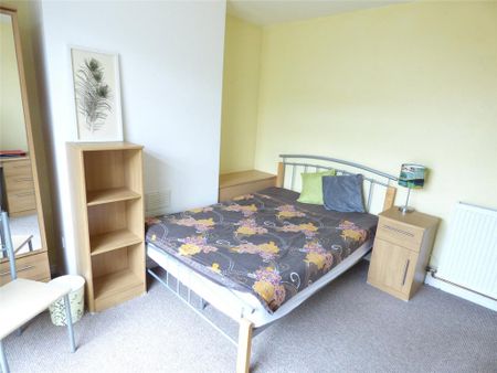 4 bedroom semi-detached house to rent - Photo 4