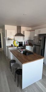 4 1/2 neuf dernier étage avec thermopompe et meuble inclus - Photo 3