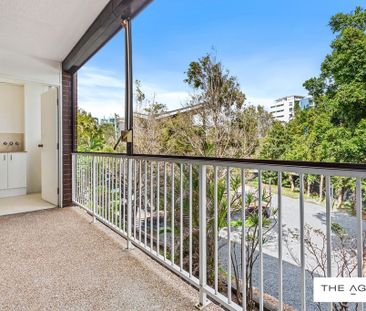 Fully Renovated 2 bedroom Unit Across From Kirra Beach - Photo 1