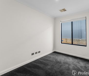 Modern comfort with room for everyone! - Photo 4