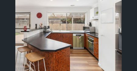 Beautiful 4-Bedroom Family Home in a Prime Aspendale Gardens Court Location - Photo 3