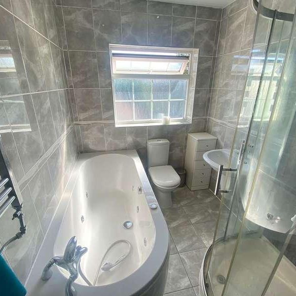 Bedroom House -earlsdon Dont Miss Out, CV5 - Photo 1