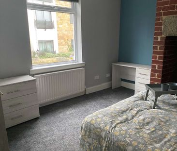 Large double room in shared house in Morley - available soon! - Photo 6