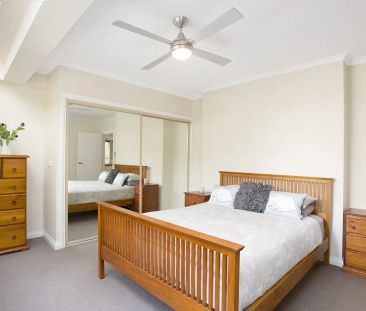 Large and Light Filled Apartment - Photo 2