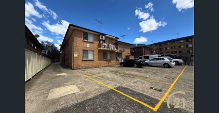 Ground Floor 2 Bedroom Unit! - Photo 2