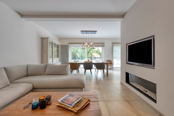 Ruim appartement met 2 slpks, parkeerplaats en dubbele garagebox in Mol-centrum ! - Photo 1