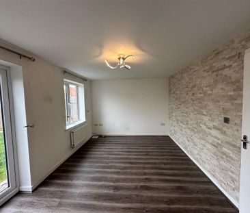 4 bedroom semi-detached house to rent - Photo 5