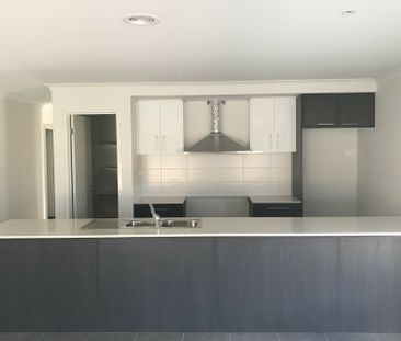 10 Wendy Way, Pakenham VIC - Photo 3