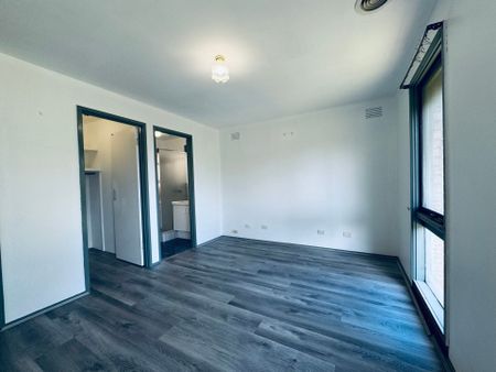 Spacious 4-Bedroom Family Home in a Quiet Court Location - Photo 3