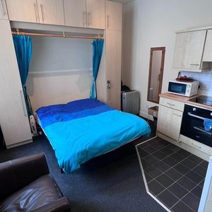 Studio to rent - Photo 2