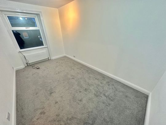 East View, Huddersfield, Marsh - Photo 1