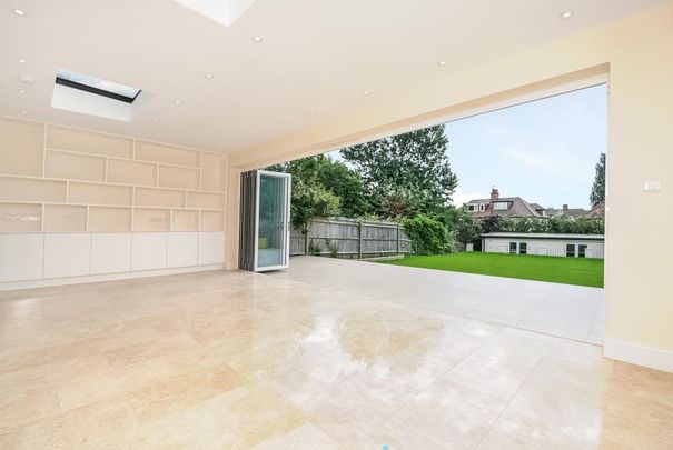 5 bedroom detached house to rent - Photo 1