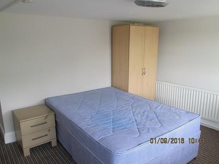 3 bedroom flat to rent - Photo 5