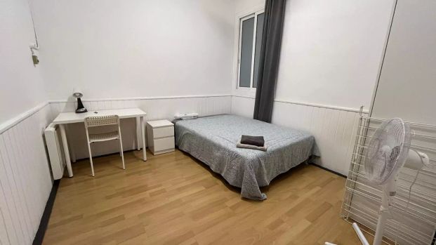 Room in a shared 7-bedroom apartment for rent in Sant Gervasi Galvany, perfect for students. - Photo 1
