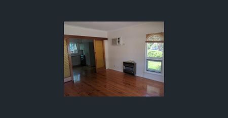 Located in a quiet street in the popular suburb of Marden! - Photo 2