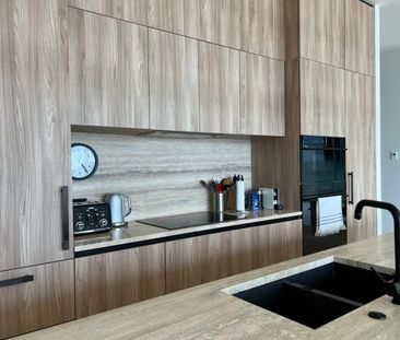 Spectacular Sub-penthouse with Striking views! - Photo 5