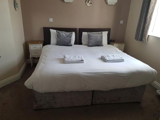 4 bedroom hotel room to rent - Photo 1