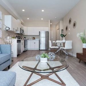 100% Smoke-Free, Elevator, 2/bd 2/ba - Photo 2