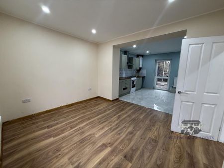 3 bedroom semi-detached house to rent - Photo 2