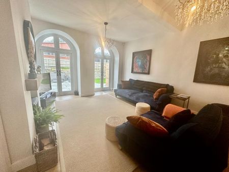 2 bedroom mews to rent - Photo 3