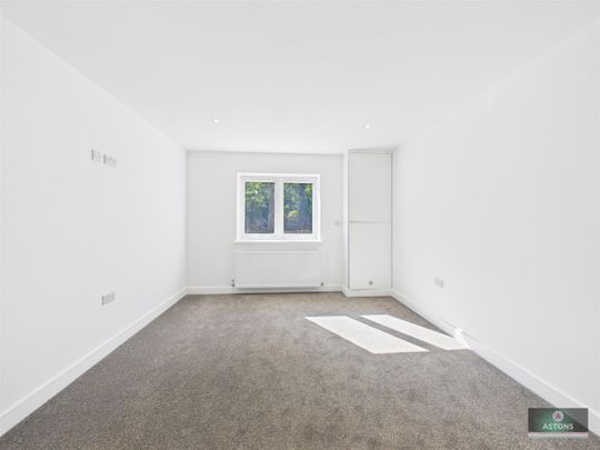 Old Hollow, Worth, Crawley - Photo 1