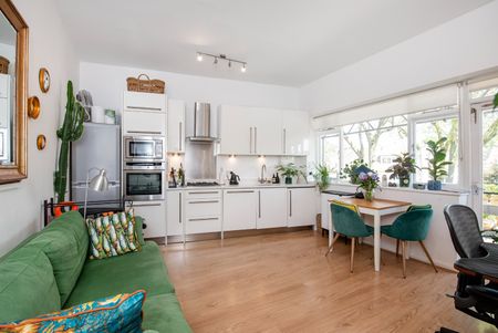 1 Bed Flat, Downside Crescent, NW3 - Photo 2