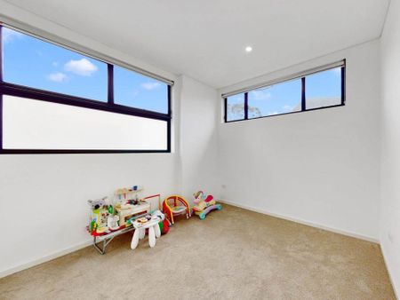 Modern & Private 2-Bedroom Apartment - Photo 2