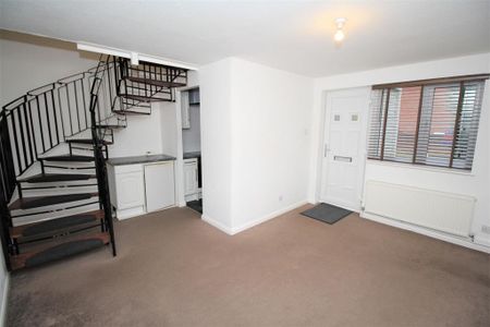 1 bedroom semi-detached house to rent - Photo 4