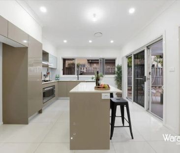 “Elegant & Spacious 4-Bedroom Family Home!” - Photo 4