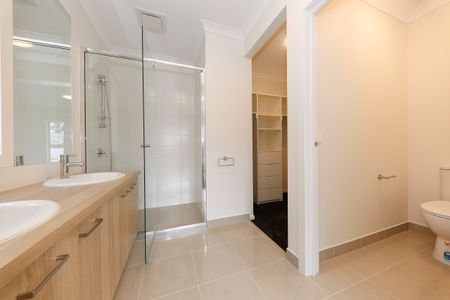 Generous Home with 4 bedroom & 2 living - Available now. - Photo 4