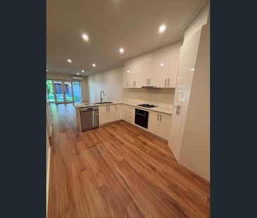 Modern 3‑Bedroom Townhouse in the Heart of Kensington - Photo 1