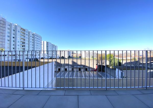 Apartamento T1 para Arrendamento com Varanda e Lugar de Estacionamento em Paranhos
