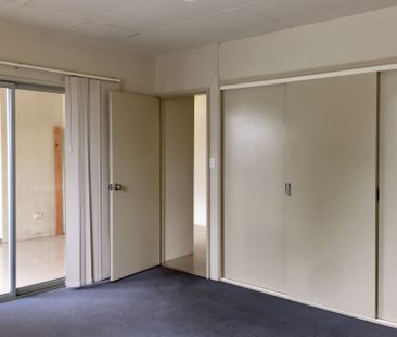 LARGE TWO BEDROOM APARTMENT! - Photo 4