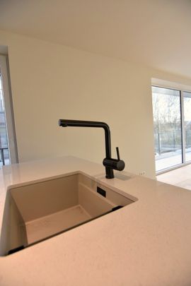Gloednieuw 2-slpk appartement in moderne woonresidentie met vijverzicht - Photo 1