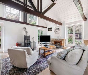 A distinctive and charming 18th century stable conversion - Photo 1