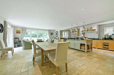 Impressive detached property in sought after private road. - Photo 4