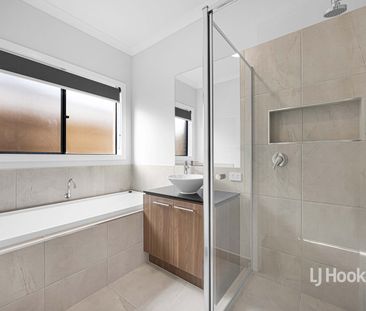 25 Winfred Drive, Mambourin, Vic 3024 - Photo 2