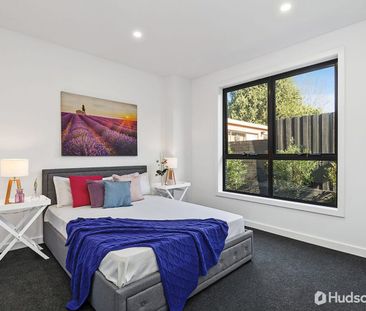 Contemporary living with sought-after convenience - Photo 6