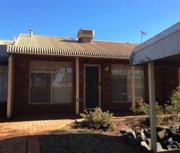 Comfortable 2 Bedroom Unit in Quiet Location - Photo 5