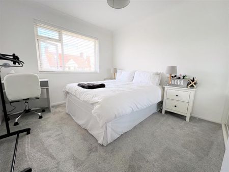Chertsey Road, Byfleet, Surrey, KT14 - Photo 3