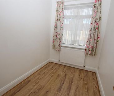 3 bedroom end of terrace house to rent - Photo 4