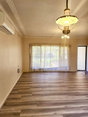 Charming 3-Bedroom Home in Peakhurst!! - Photo 1