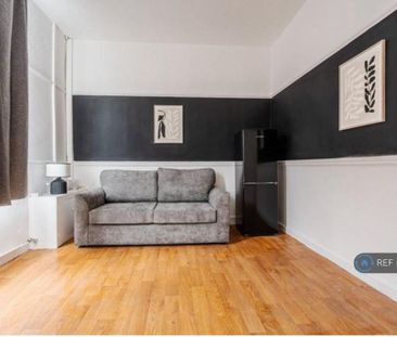 4 bedroom end of terrace house to rent - Photo 1
